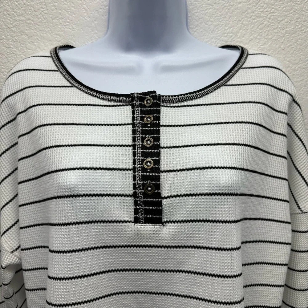 Women’s Sz Lg Long Sleeve Scoop Neck 1/4 Button Up Tee, V492 - Picture 3 of 8